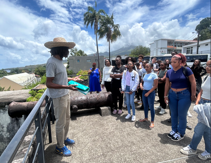Groupe scolaire en visite pédagogique à Saint-Pierre