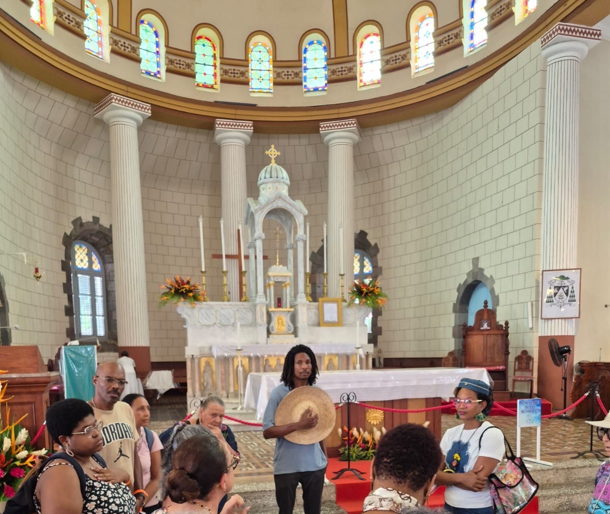 Groupe associatif en visite culturelle à Saint-Pierre